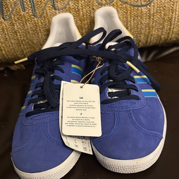 #116 Adidas Original Gazelle Blue and Yellow Sneakers M sz7  W sz8 NWT